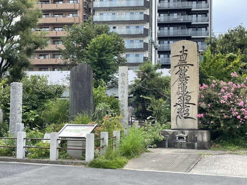 正面右の大きな石塔は「南無妙法蓮華経」の七文字を髭題目（ひげだいもく）で刻んだ題目塔。池上本門寺の第25世・日顗（にちぎ）の筆と伝えられ、元禄11年（1698）か元文6年（1741）に建てられた。左側には「鈴ヶ森遺跡」の石柱や、受刑者を供養する碑が並んでいる