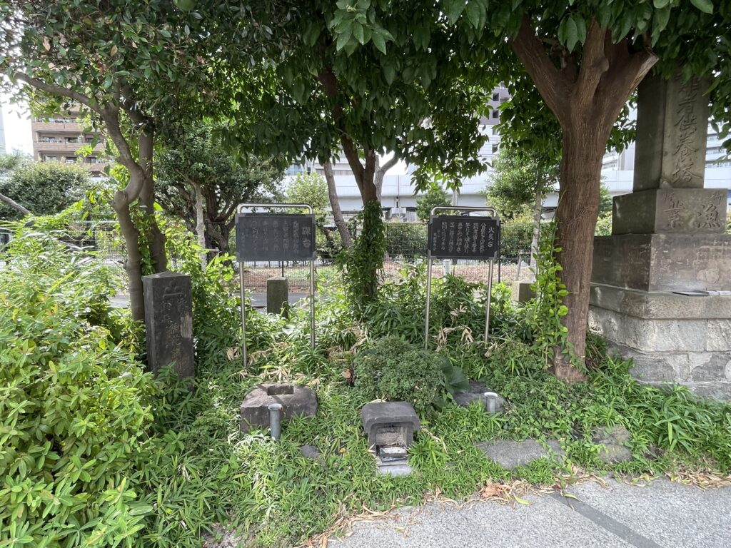 刑場で実際に使われた台石が残されている。左の四角い穴のある石が磔（はりつけ）台、右の丸い穴のある石が火炙（ひあぶり）台。それぞれの後ろに説明板が立っている