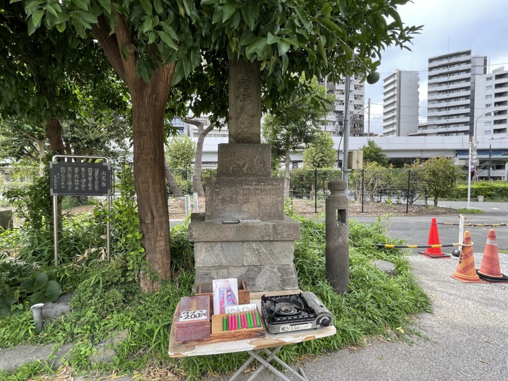 供養塔の前には線香台が置かれ、訪れた人が手を合わせられるようになっている。線香は1束50円で、火をつけるためのカセットコンロも置いてある