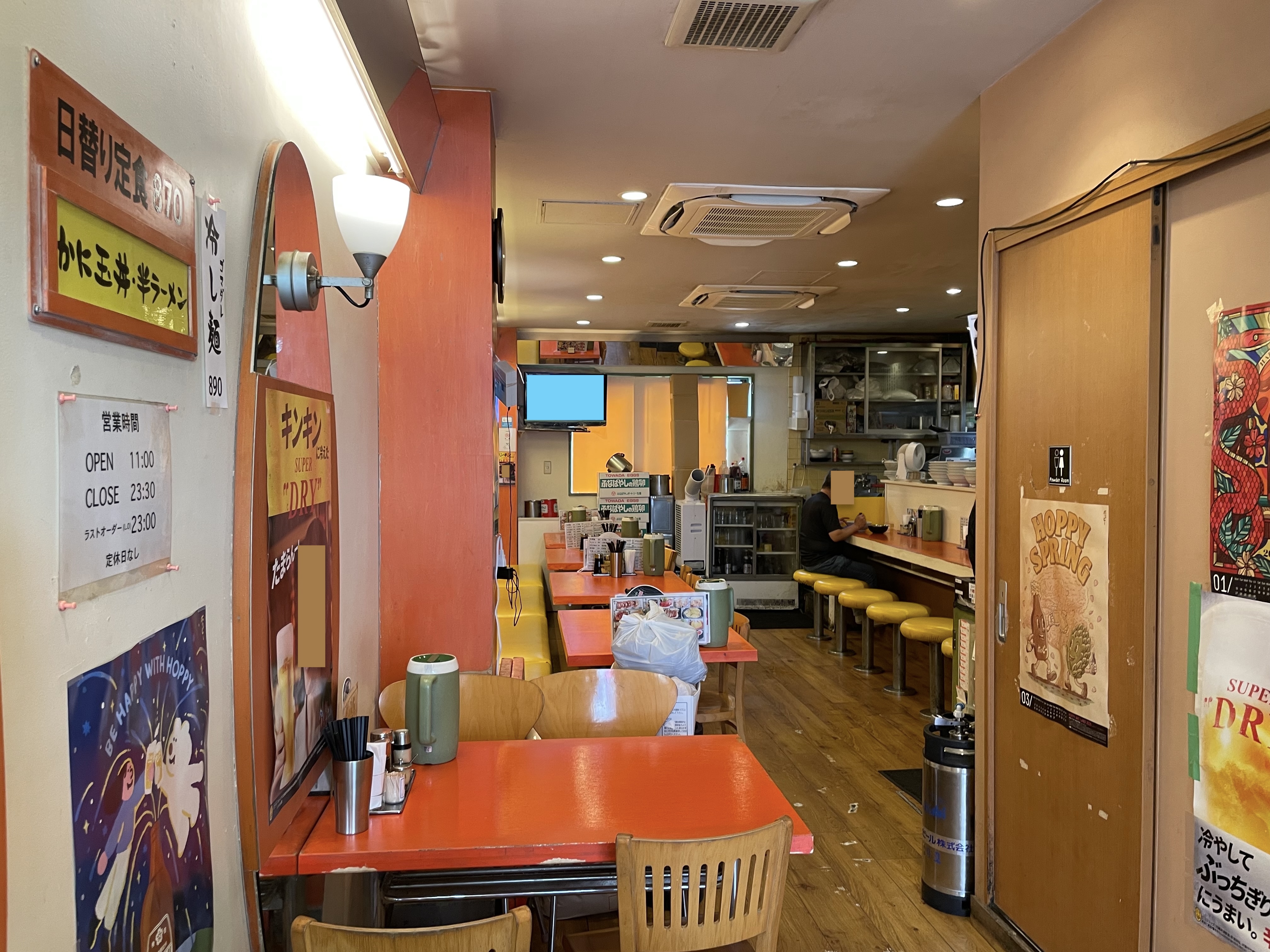 店内に入って左側にテーブル席、店の奥の右側にカウンター席