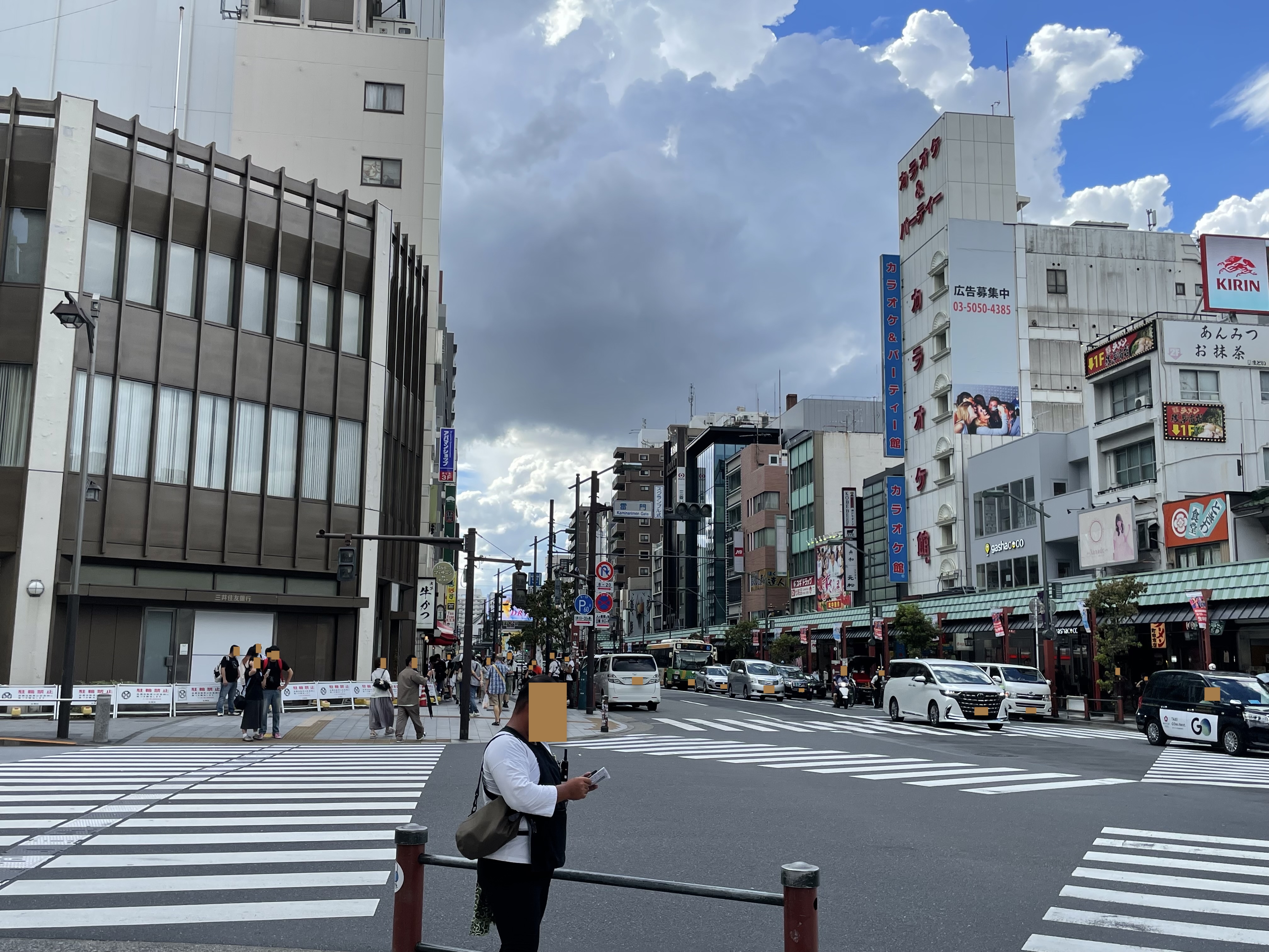 雷門前の交差点を国際通りへと向かって渡る