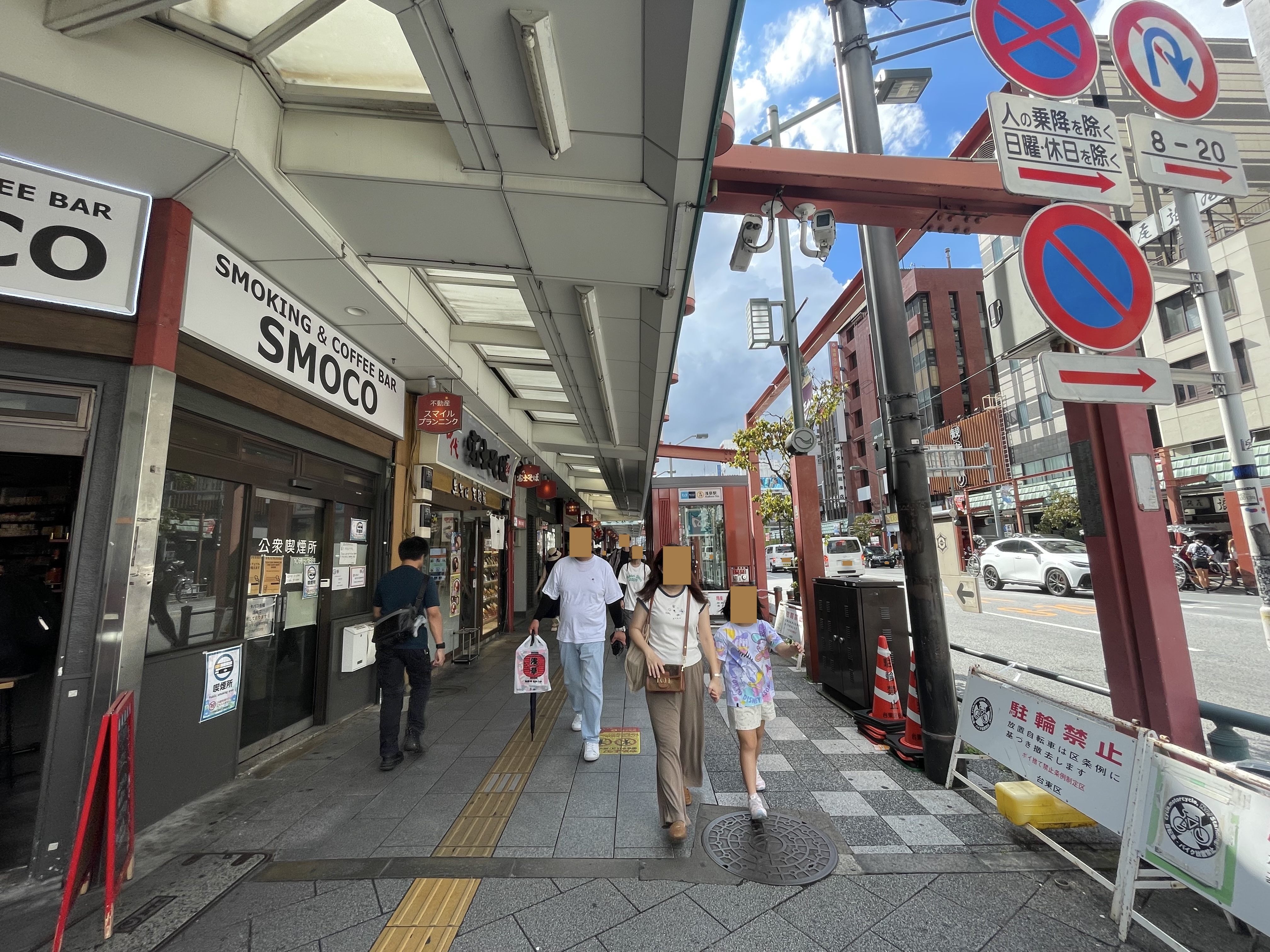 雷門通りの並木通り側へ