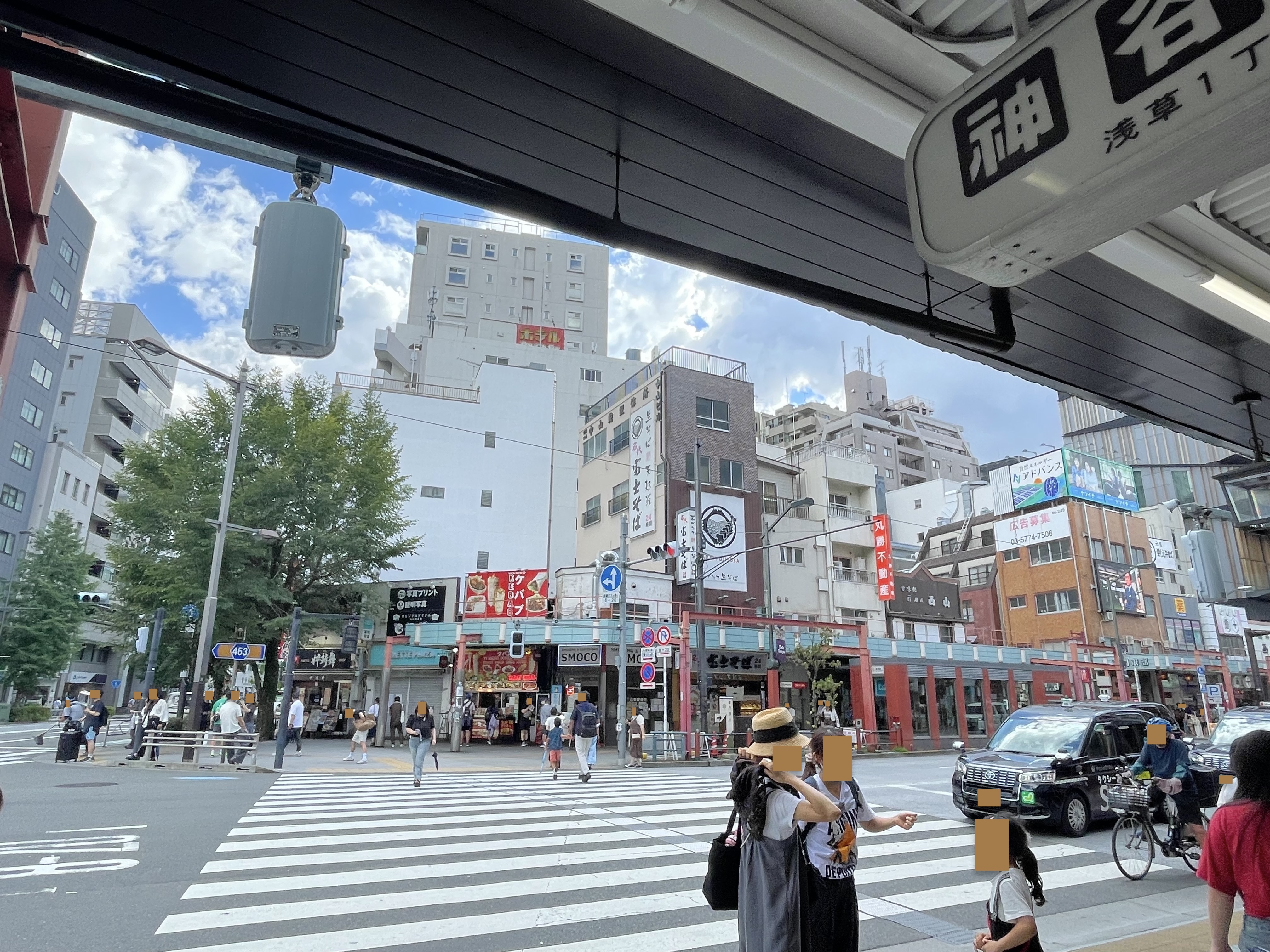 神谷バーさんの店舗前の横断歩道を渡る