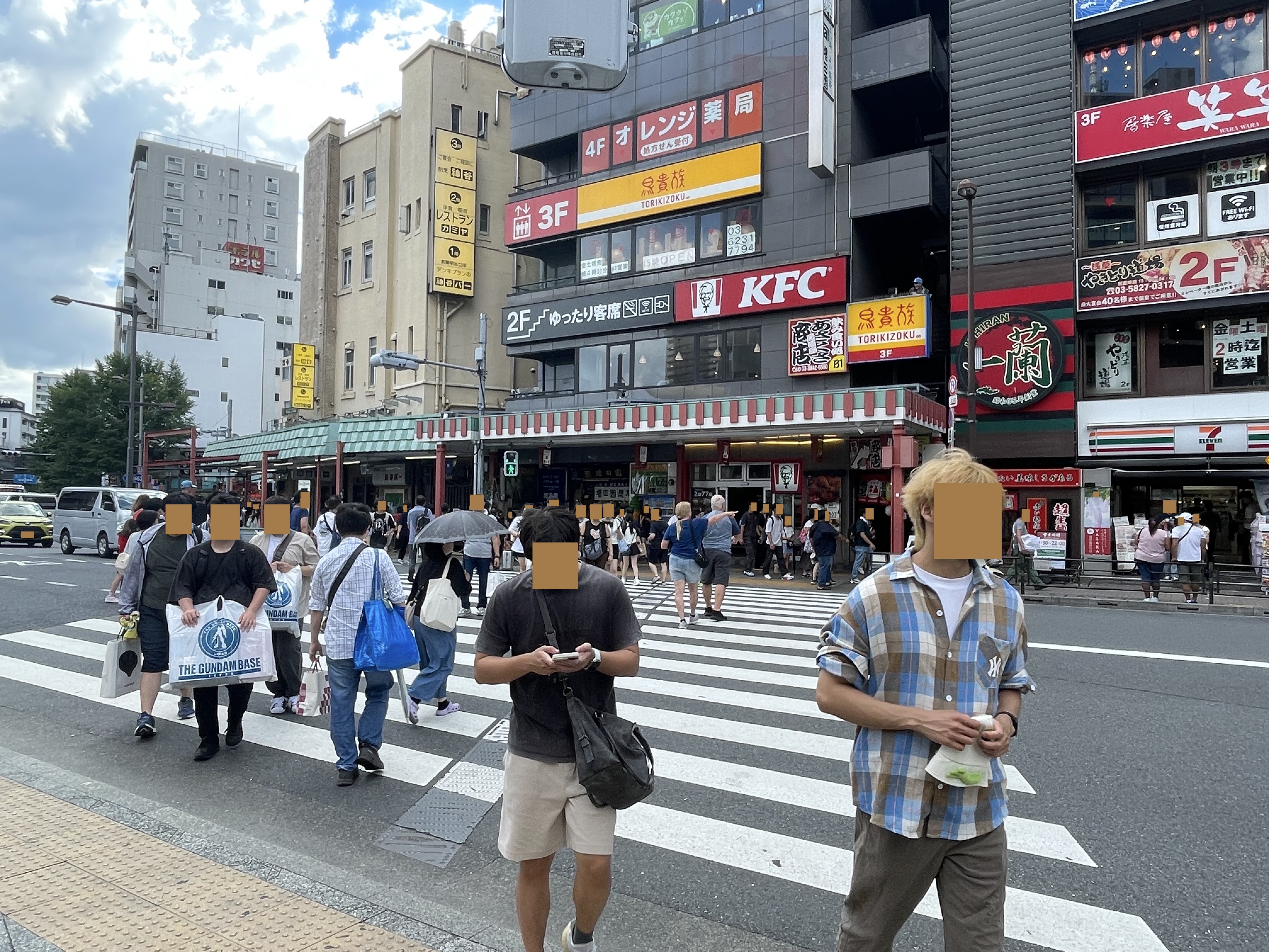 馬道通りの横断歩道を渡る