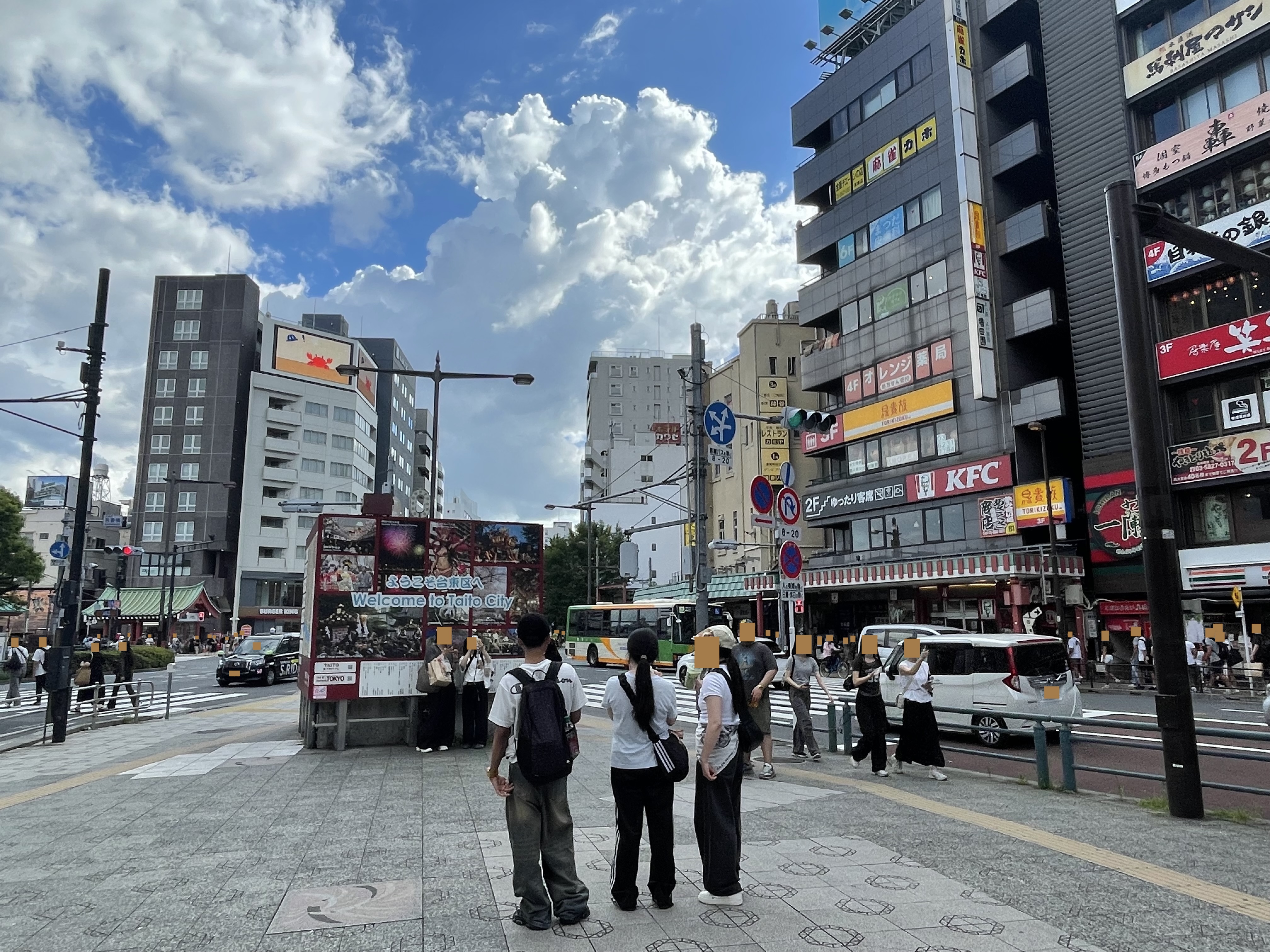 浅草地下商店街への下り階段がある