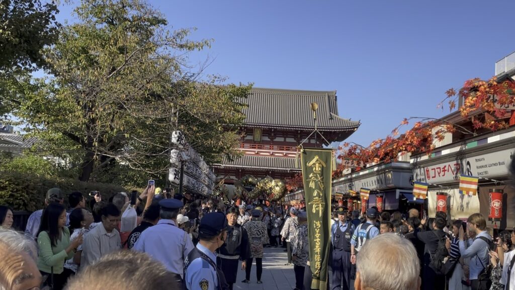 宝蔵門前の仲見世を歩く黄金の龍