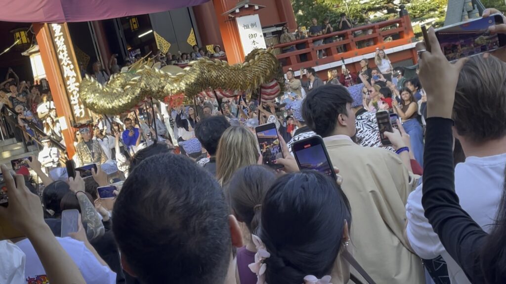 ご本堂前で舞う黄金の龍