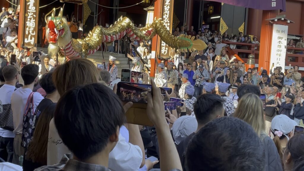 浅草寺境内で「金龍の舞」を見つめる人々