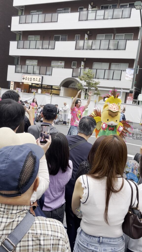 サンバ衣装姿のぐんまちゃんが、雷門通りを歩いてきました。