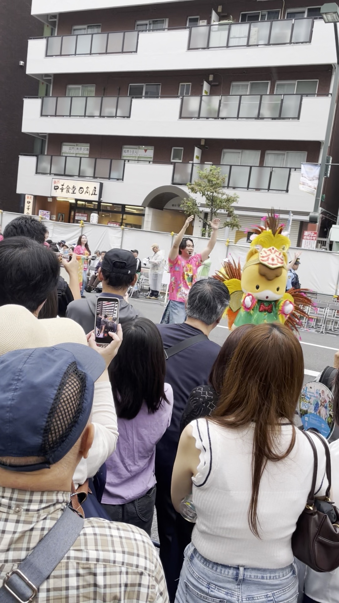 サンバ衣装姿のぐんまちゃんが、雷門通りを歩いてきました。