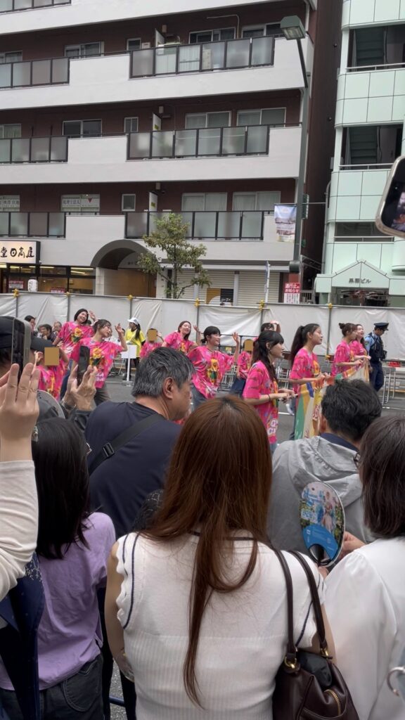 ピンクのTシャツをそろえて、踊りながら進むパレード。