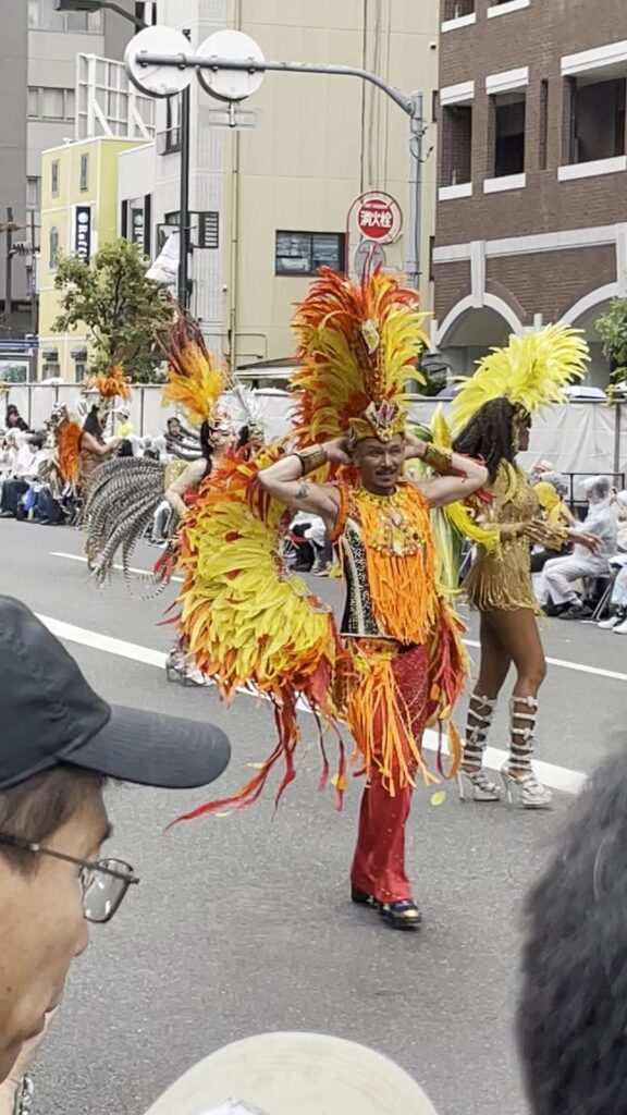 鮮やかな赤と黄色の羽根の衣装。