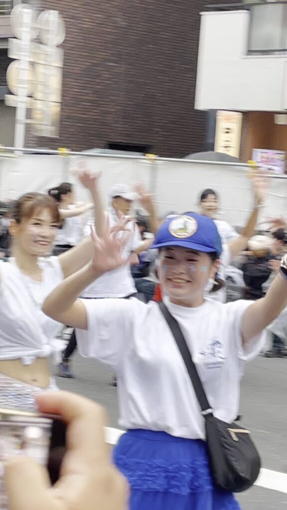 青い帽子と青いスカートで、笑顔を見せる参加者。